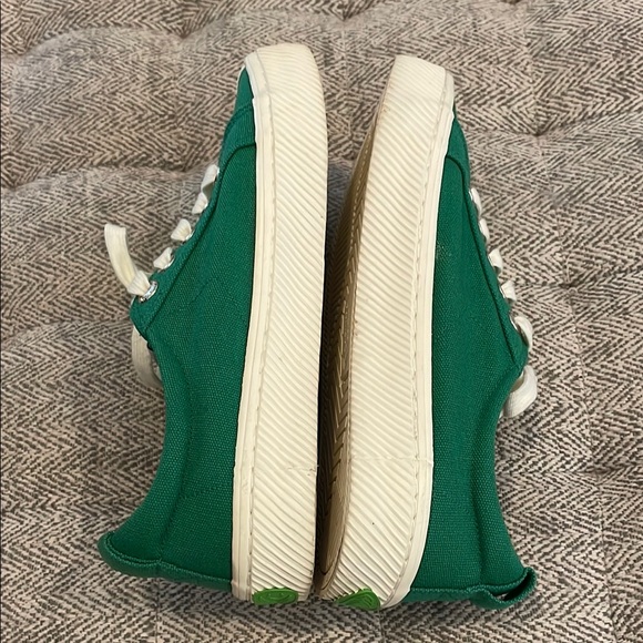 Cariuma Green Canvas Sneakers with White Laces size 6 - Picture 5 of 8